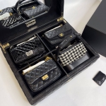 Набор мини-сумочек в чемодане Chanel Артикул LUX-71294. Вид 2