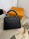 Сумка женская Capucines 27 см Louis Vuitton Артикул LUX-85683. Вид 3