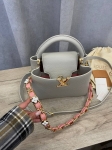 Сумка женская Capucines Louis Vuitton Артикул LUX-107217. Вид 3