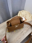 Сумка женская Capucines Louis Vuitton Артикул LUX-107216. Вид 2