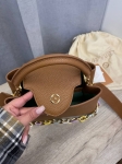 Сумка женская Capucines Louis Vuitton Артикул LUX-107216. Вид 8