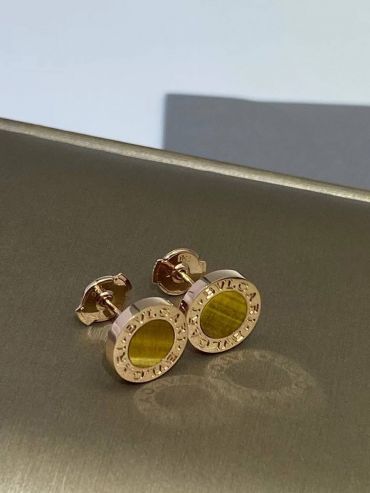 Серьги из розового золота с вставкой из оникса или перламутра