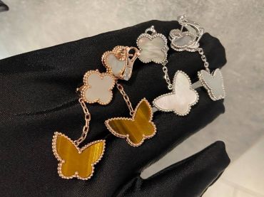 Серьги коллекции Lucky Alhambra.